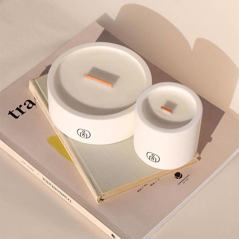Wholesale Custom Brand Design Simple Style White Ceramic Jar Candle Holders Natural Soy Wax Candles Luxury Scented Candles