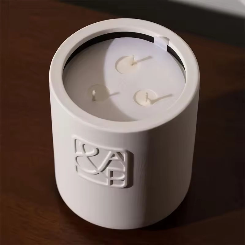 AIKUN Hot Selling Fragrance Candle Ceramic Jar Private Label Logo Candles Elegant Luxury Embossed Natural Soy Wax Scented Candle