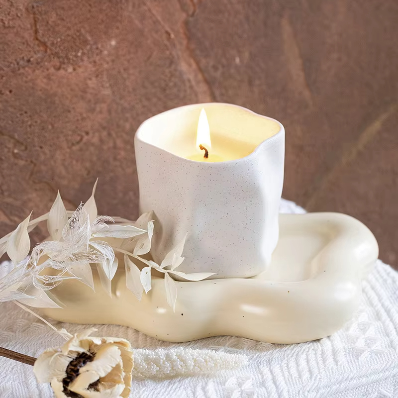 AIKUN Wholesale Aromatherapy Porcelain Jars Unique Shape Candle Vessels Scented Soy Wax Candle for Decor