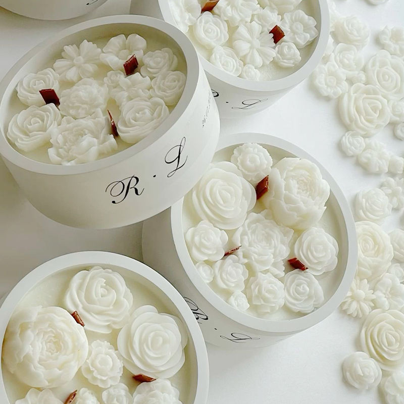 AIKUN Hot-selling Soy Wax Luxury Delicate Ceramic Candle with Wood Core and Flowers Decorations for Wedding & Events