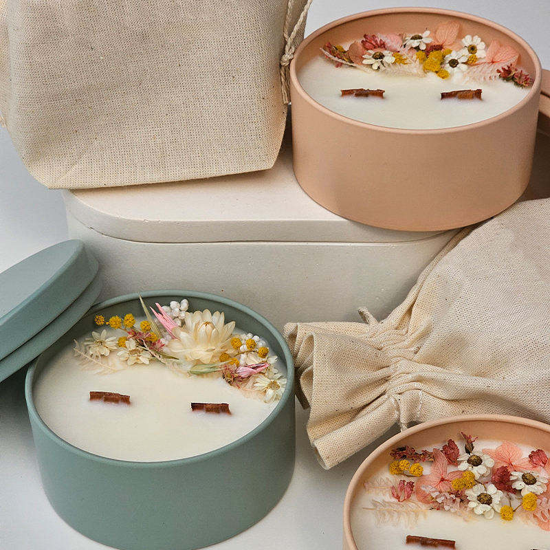 Aikun Wholesale Home Decoration Birthday Present Tin Jar Dried Flowers Organic Essential Oil Soy Wax Scented Candles