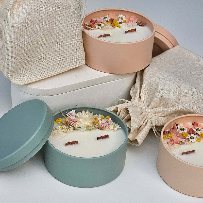 Aikun Wholesale Home Decoration Birthday Present Tin Jar Dried Flowers Organic Essential Oil Soy Wax Scented Candles