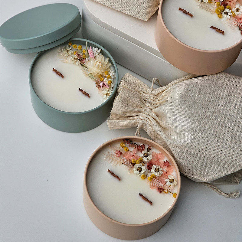 Aikun Wholesale Home Decoration Birthday Present Tin Jar Dried Flowers Organic Essential Oil Soy Wax Scented Candles