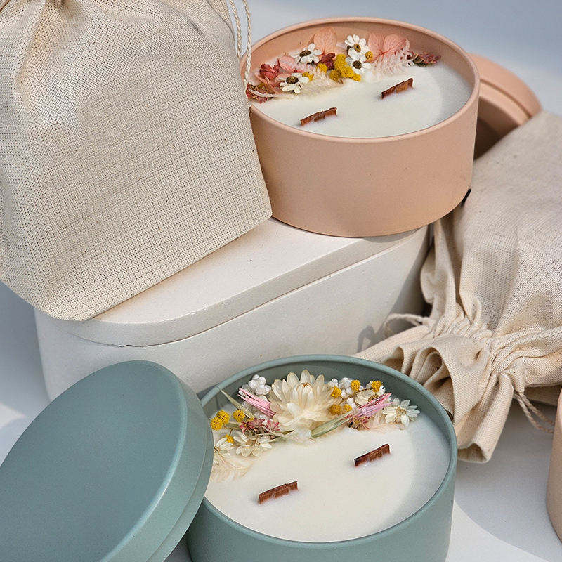 Aikun Wholesale Home Decoration Birthday Present Tin Jar Dried Flowers Organic Essential Oil Soy Wax Scented Candles