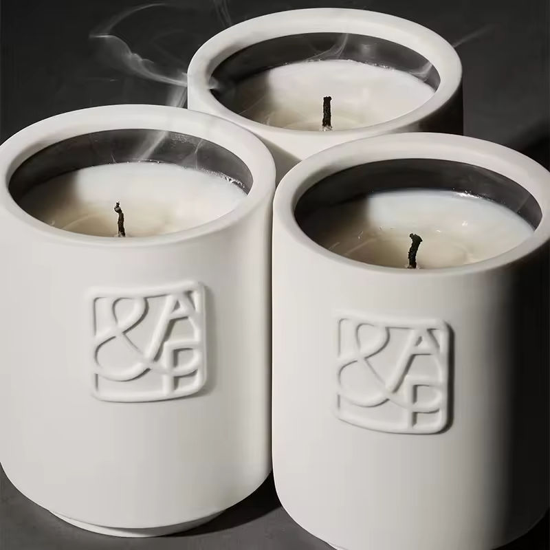 AIKUN High Quality Stress Relief Scented Candle Ceramic Jar Luxury Aromatherapy Smokeless Soy Wax Candle With Embossed Logo