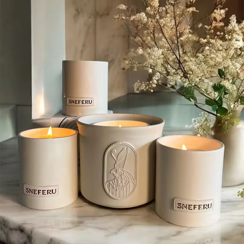 AIKUN Wholesale Customized Luxury Ceramic Jar Soy Wax Scented Candles Embossed logo Handmade Aromatherapy Scented Candle