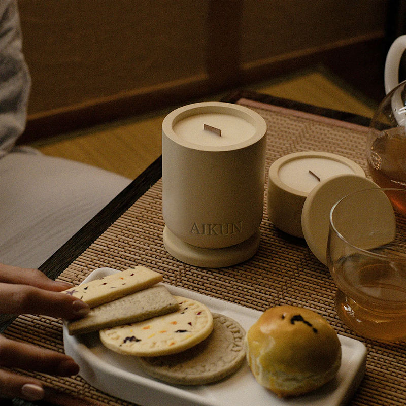 AIKUN Luxury Soy Wax Label Personalization Ceramic Jar Scented Candles for Home Decor Living Room Relaxation