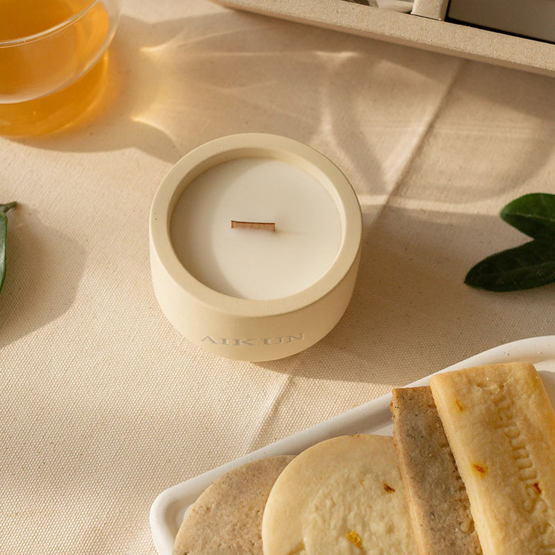 AIKUN Luxury Soy Wax Label Personalization Ceramic Jar Scented Candles for Home Decor Living Room Relaxation